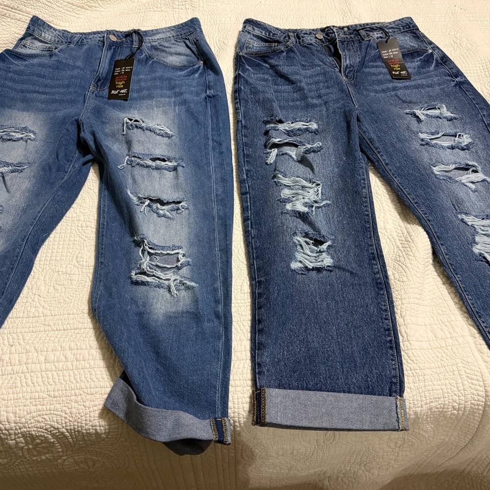 Trendy Distressed Ankle Jeans in Blue